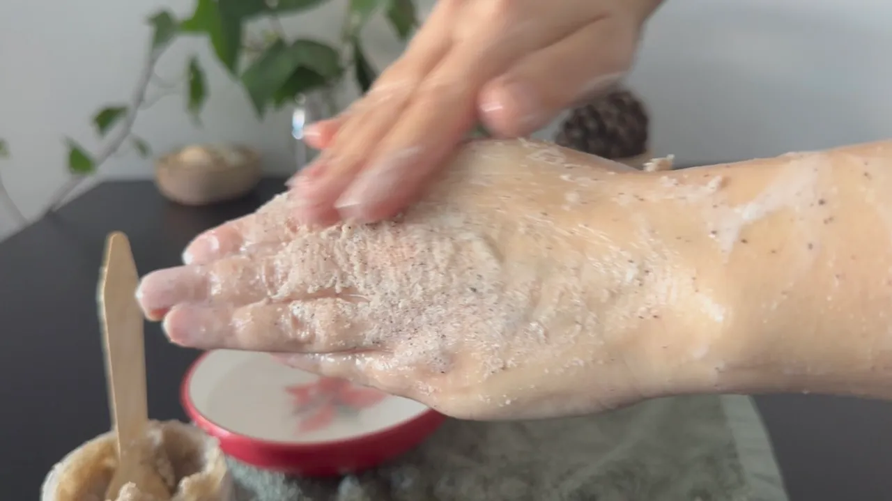 Coffee Body Sugar Scrub — step 2