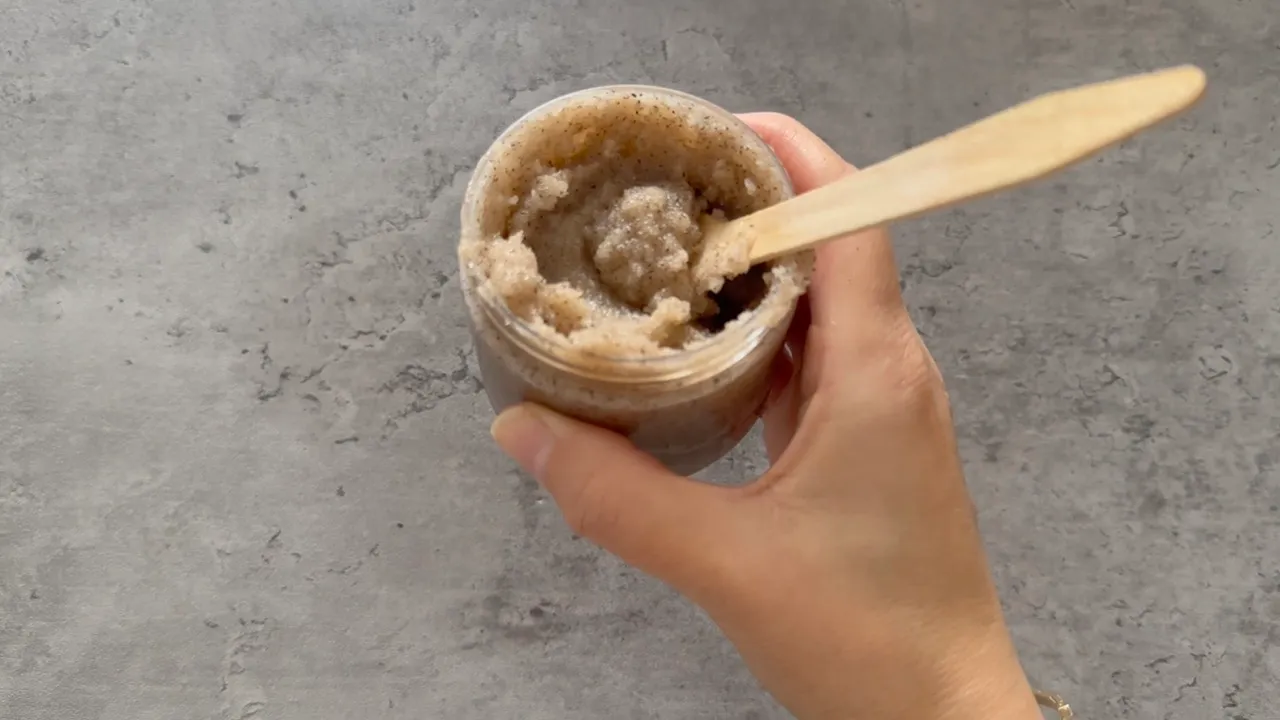 Coffee Body Sugar Scrub — step 1