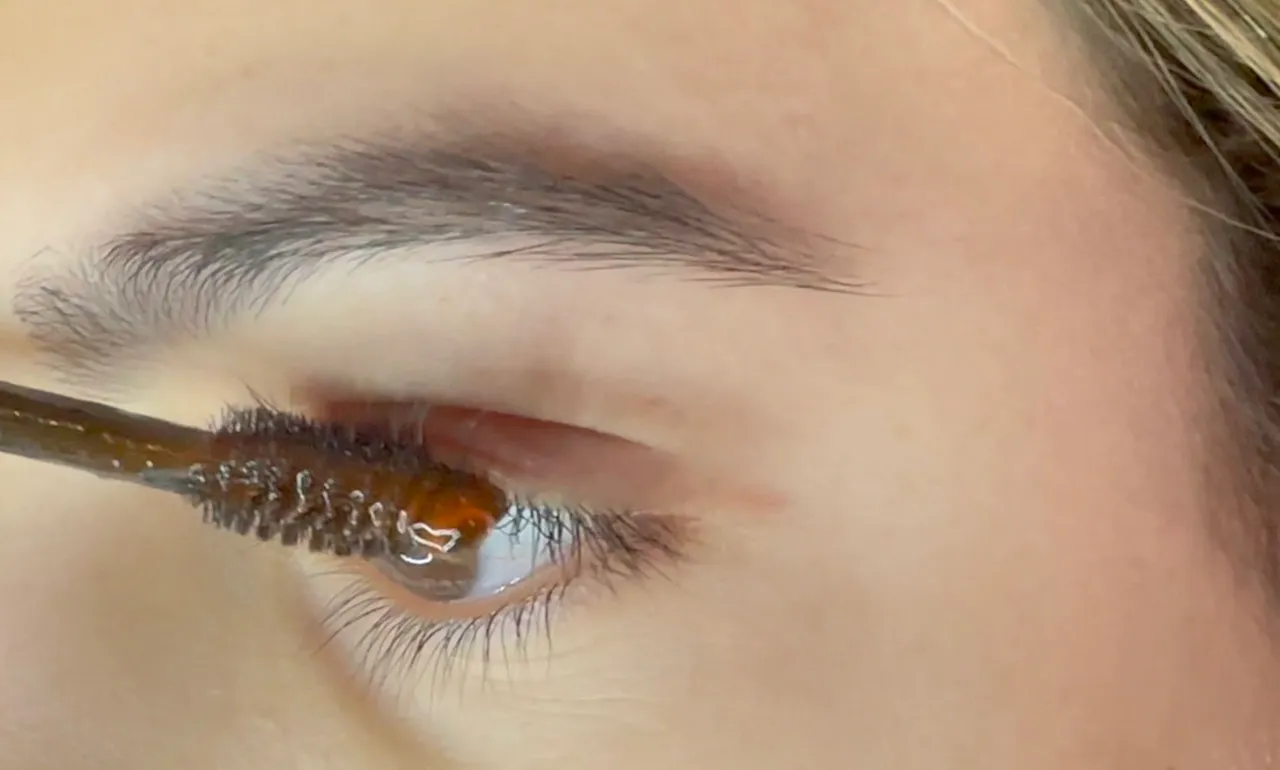 Eyelashes And Eyebrows Serum — step 2