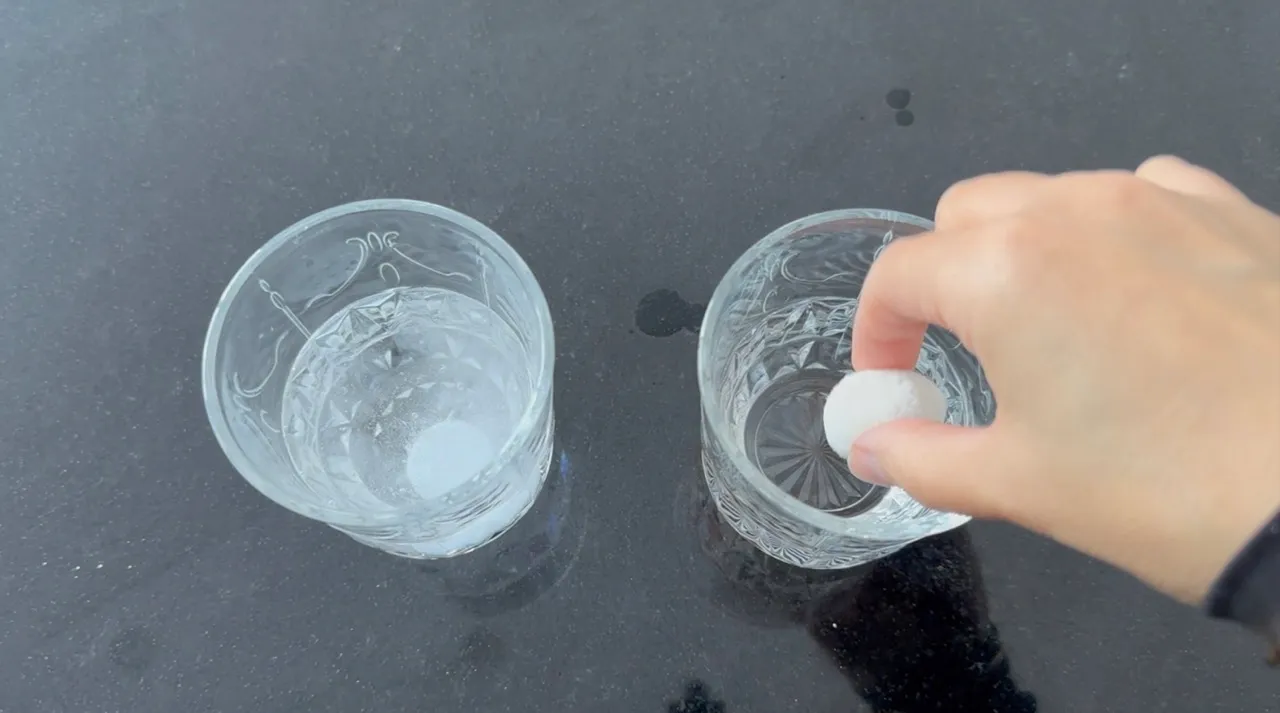 Retainer Cleaning Tablets — step 2